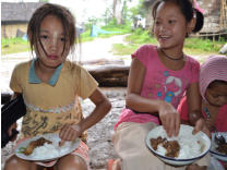 SAE Ministry killed a pig for malnourished orphans in refugee camp